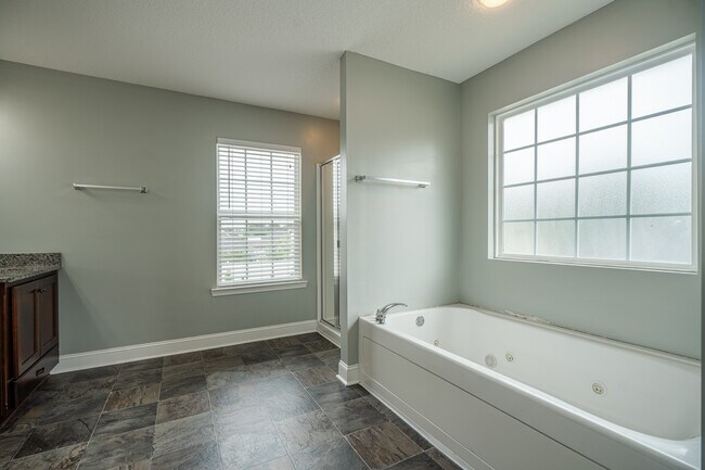 Building Photo - 717 Highgrove Ct