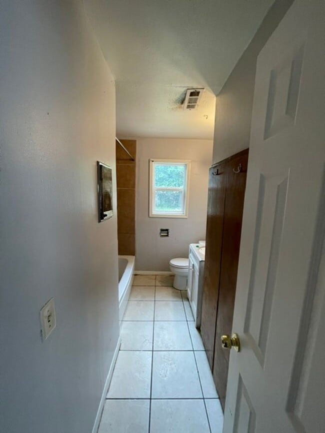 Building Photo - Spacious Rental Home in Derby School District