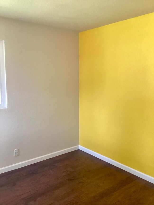 Building Photo - Renovated 4 bed 2 bath with large yard and...