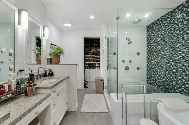 Building Photo - 6222 Paradise Point Dr