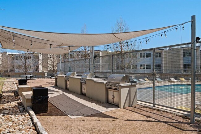 Building Photo - 604 N Bluff Dr