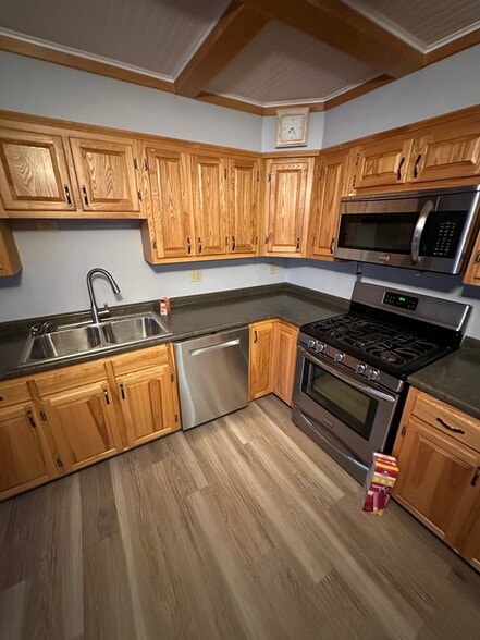 Building Photo - 6 Oakwood Ln