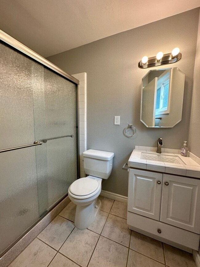 Building Photo - Beautiful 3 Bedroom 2 Bath Condo in Point Loma w/Three Private Patios