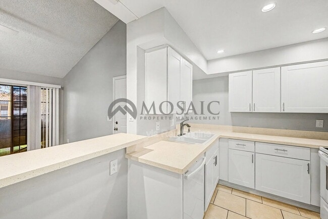 Building Photo - 533 W Guadalupe Rd