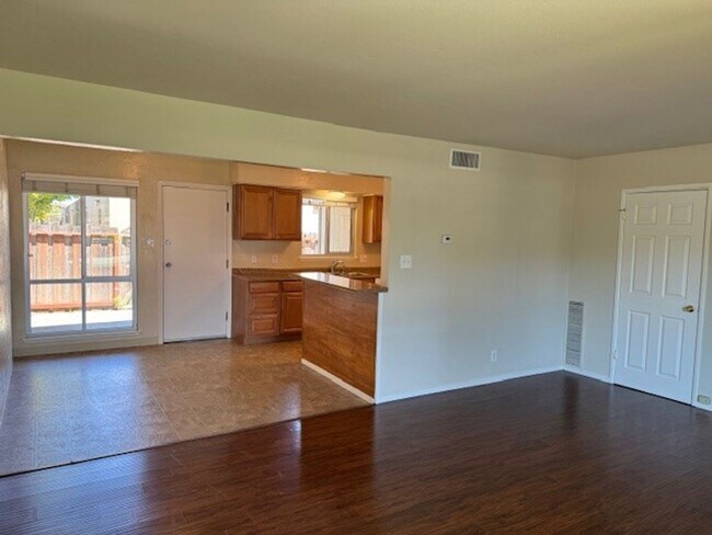 Building Photo - Located in Marina Gardens, great location!...