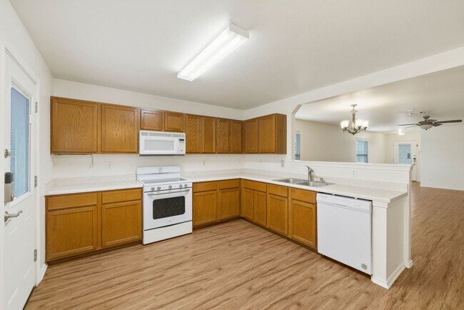 Building Photo - Charming 3-Bedroom Home in Carriage Hills ...