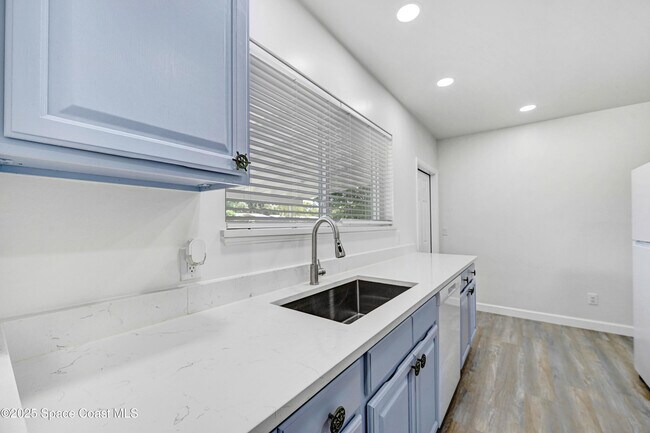Building Photo - 702 Lund Cir