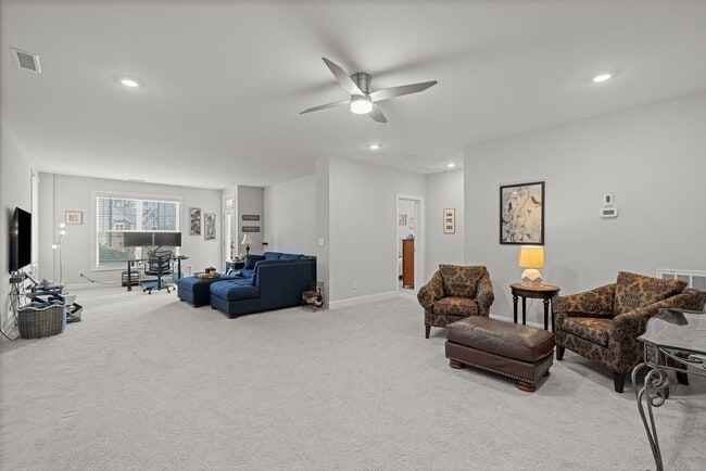 Building Photo - Like new townhome in Wykoff!