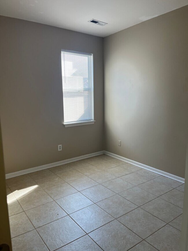 Building Photo - Great Neighborhood with Community Pool