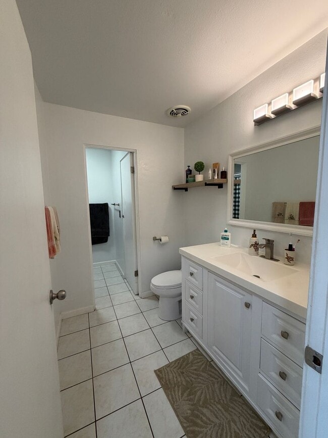 Building Photo - 2-Bedroom Condo in Central Waipahu Available February 2026