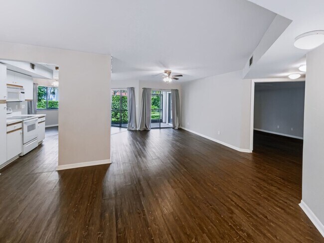 Building Photo - ** COACH HOMES @ BERKSHIRE LAKES ** 2 BED / 2 BATH - 1ST FLOOR CONDO - GARAGE - ANNUAL RENTAL