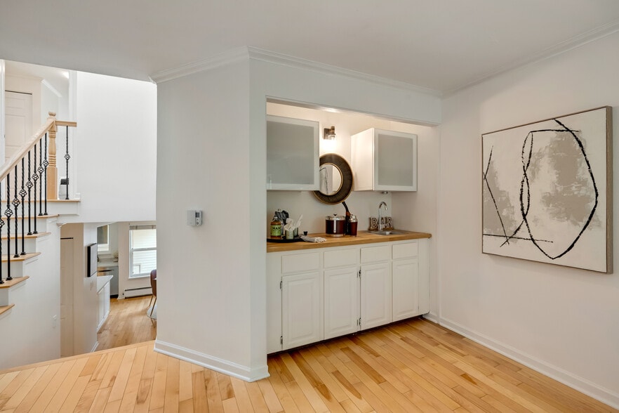Wet Bar - 202 W Olympic Pl