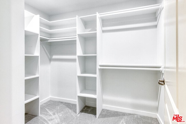 Building Photo - 401 N Serrano Ave