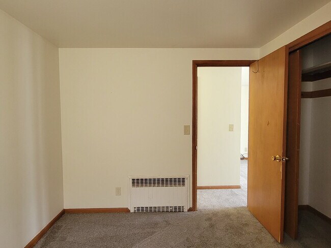 Building Photo - Cozy 1 Bedroom Lower Apartment Near Downto...