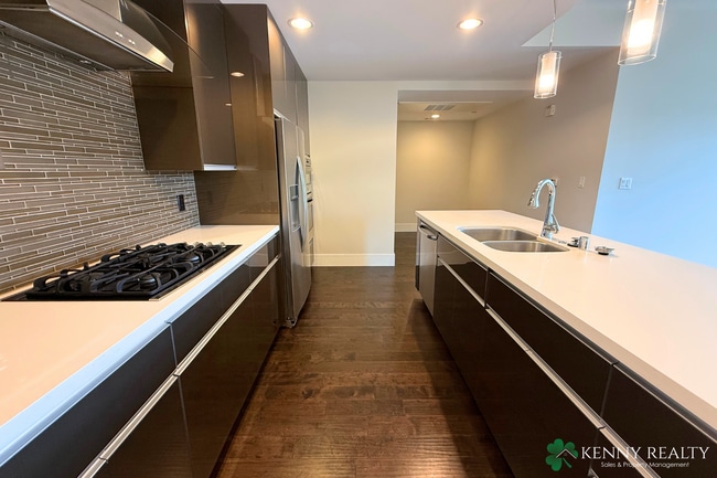 Building Photo - Spacious 2 Bedroom Condo in Prime Burlinga...