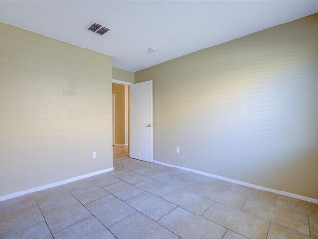 Building Photo - 3 Bedroom 2 Bathroom with Den!