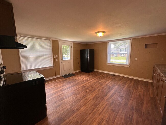Building Photo - Charming Prospect Cottage with Spacious Yard