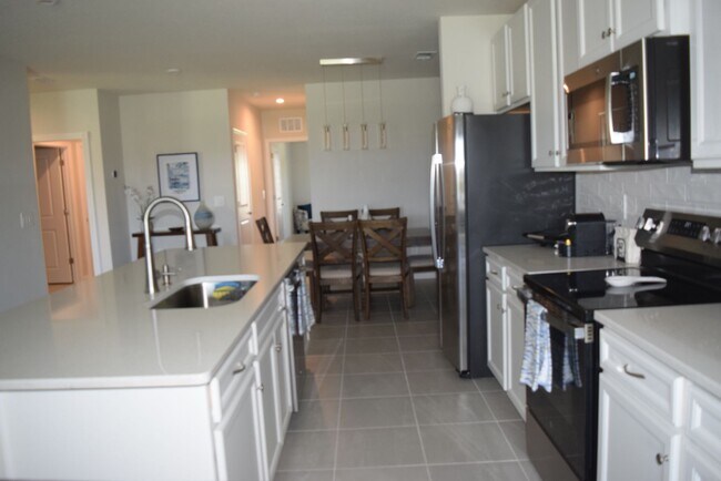 Building Photo - Stunning and elegant fully furnished 3/2/2 villa with Pool, hot tub & Lake views