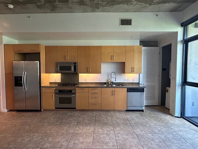 Building Photo - Call about move in special!!!