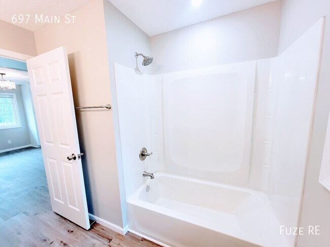 Building Photo - 697 Main St