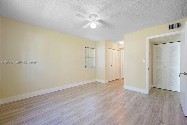 Building Photo - 530 S Park Rd