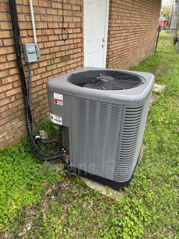 Building Photo - 19136 Pineville Rd