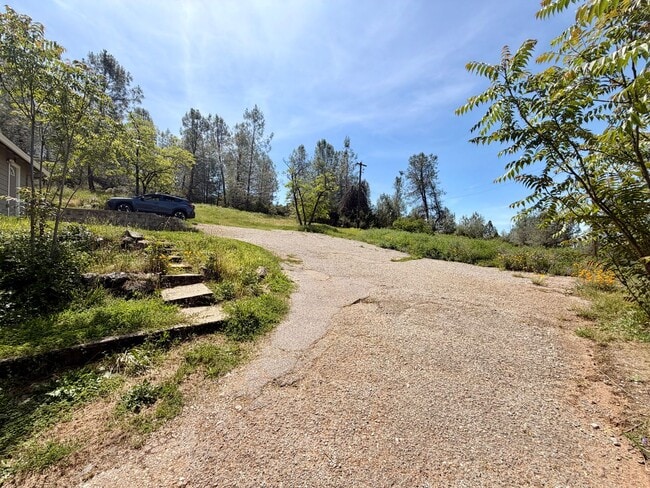 Building Photo - Updated 2 Bedroom 1 Bathroom in Grass Valley
