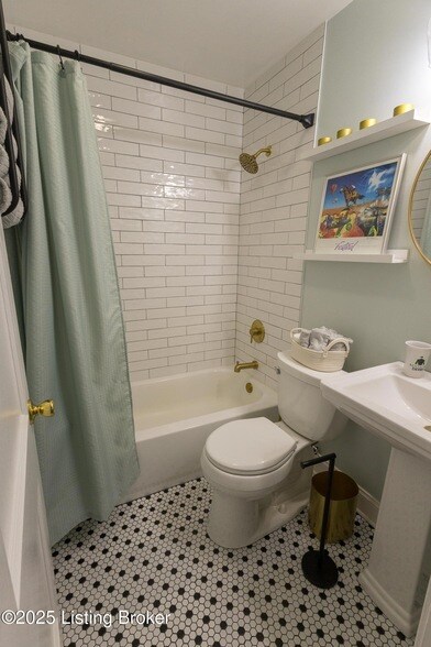 Building Photo - 720 Gheens Ave