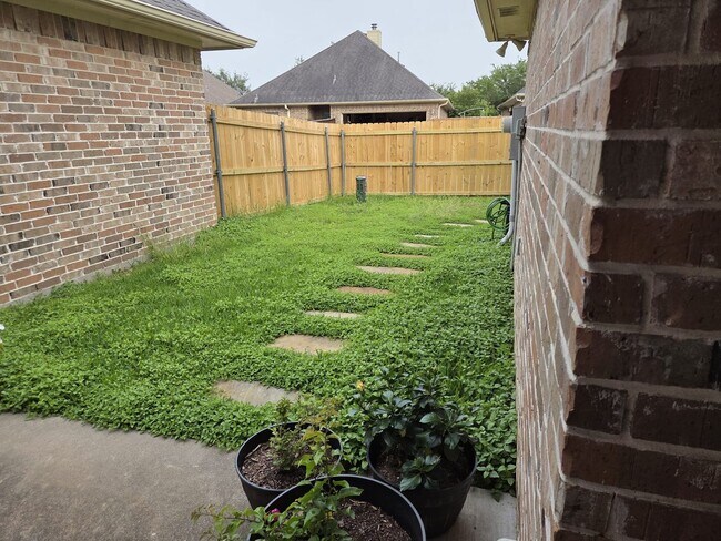 Building Photo - Spacious 3/2 townhome in great location