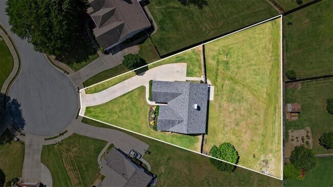 Building Photo - 2615 Snowcrest Pl