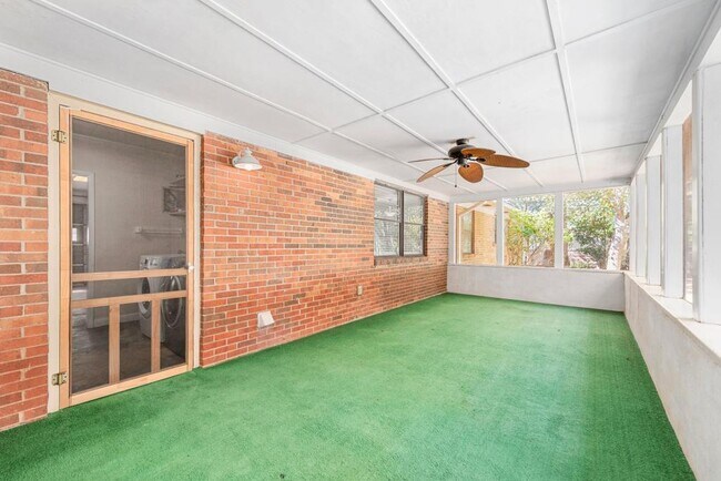 Building Photo - 413 Springdale Dr