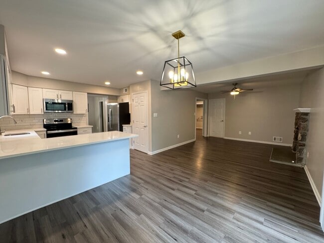 Building Photo - Stunning 4 Bed 3.5 Bath Home With Deck And...