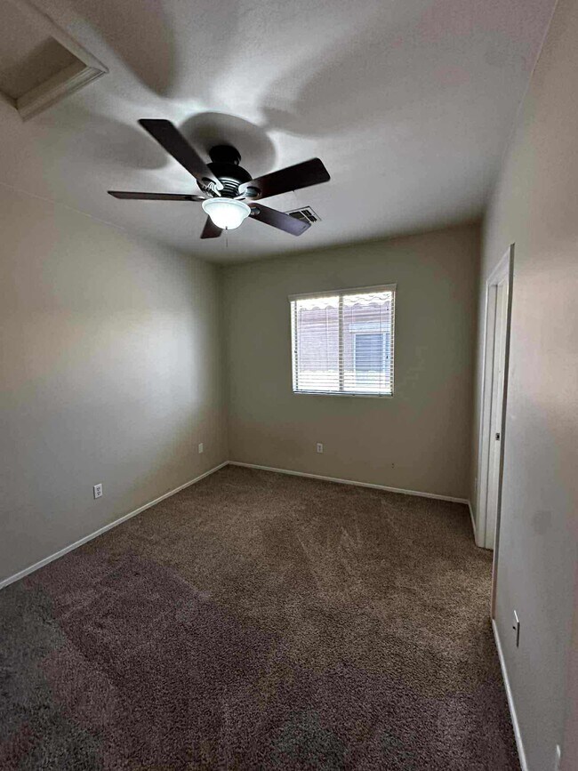 Building Photo - 1120 E Mt Shibell Dr