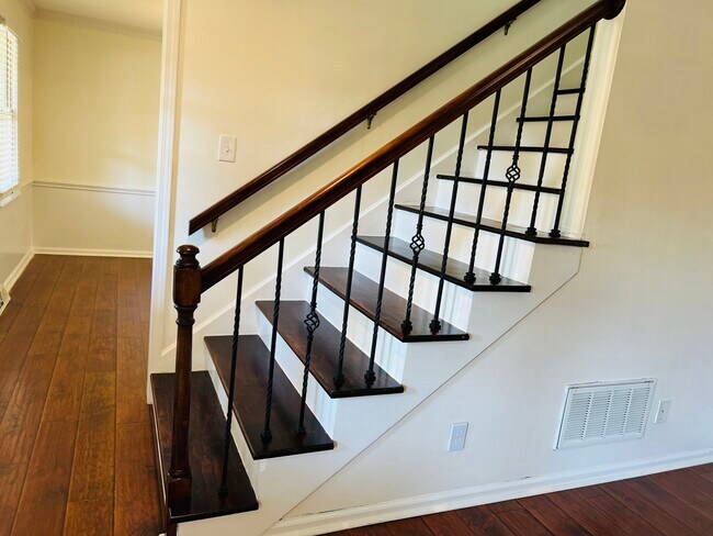 Building Photo - 113 Pine Gate Dr