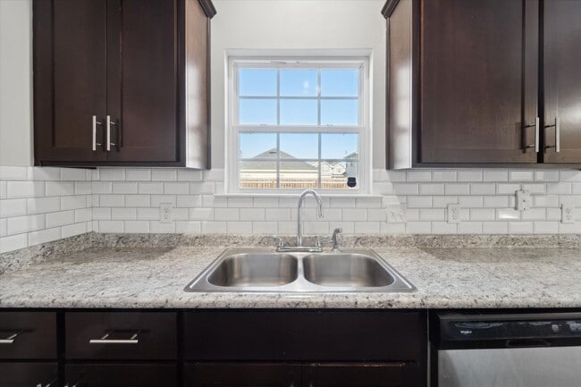 Building Photo - MOVE-IN READY! (Pet Friendly)