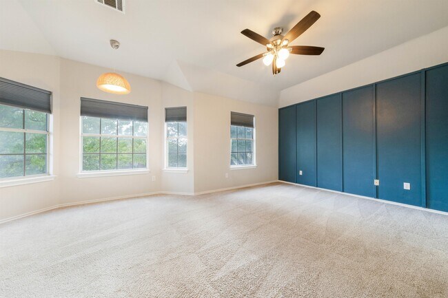 Building Photo - 17201 Village Glen Cove