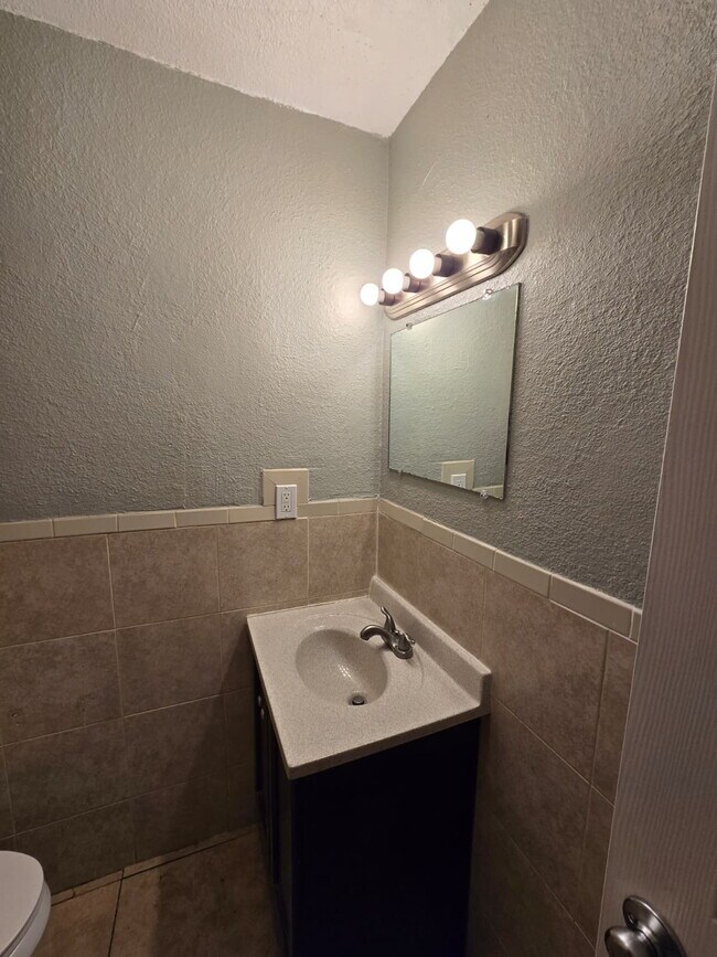 Building Photo - "Charming 2-Bed Duplex Retreat with Full Bath on Commercial Avenue – 842 Sq Ft of Cozy Living in ...