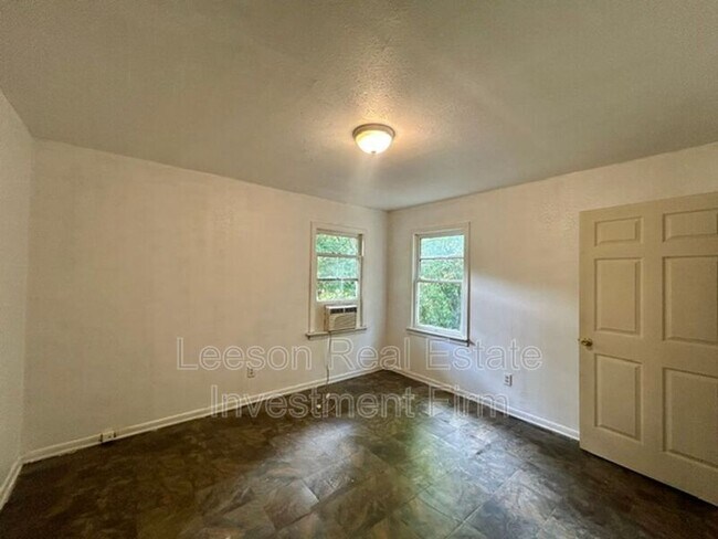 Building Photo - 307 W 71st St