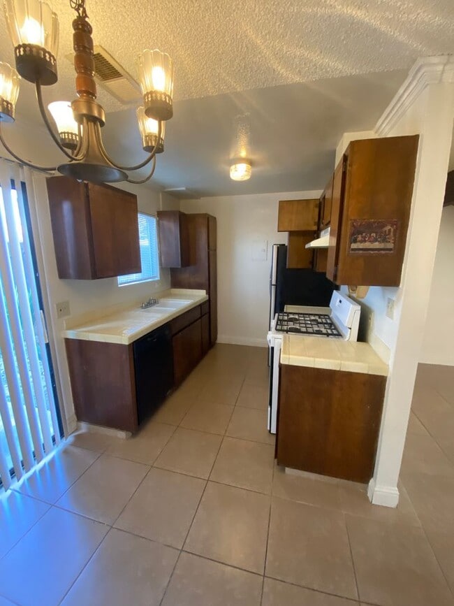 Building Photo - spacious one bedroom loft in Hanford