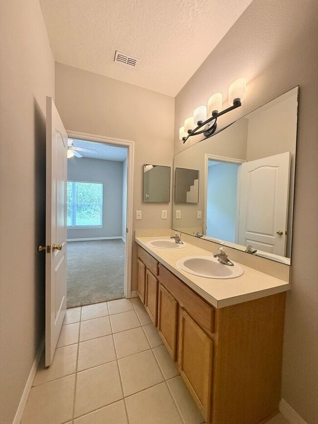 Building Photo - GREAT 3/2 HOME IN WATERSIDE SOUTHEAST ORLANDO