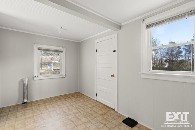 Building Photo - 3 Bedroom/1 Bathroom Brick Ranch For Rent