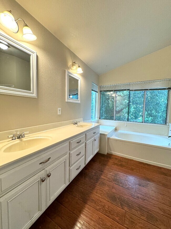 Building Photo - 5024 Rodeo Cir