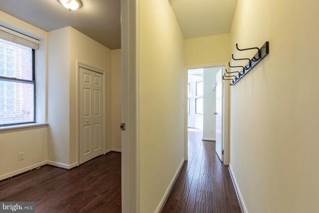 Building Photo - 626 S 19th St