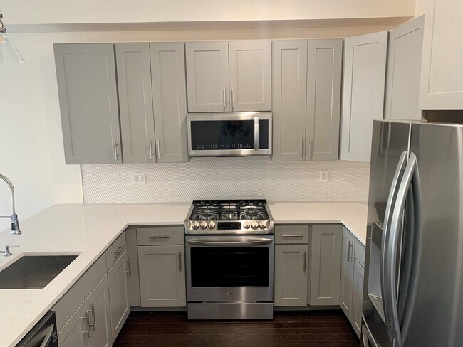 Building Photo - Luxurious 1-Bedroom Apartment in Olde Kens...