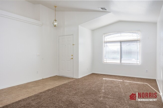 Building Photo - Great Home Located minutes from Freeway