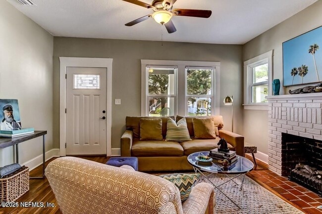 Building Photo - 1117 Cedar St