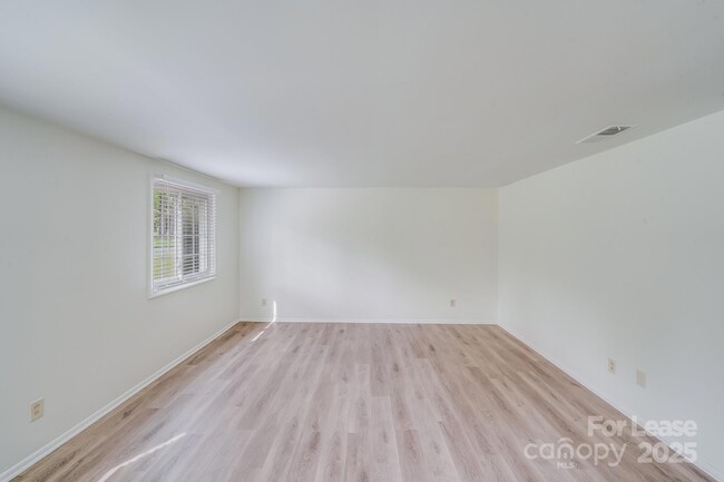Building Photo - 5001 Forest Mountain Ct