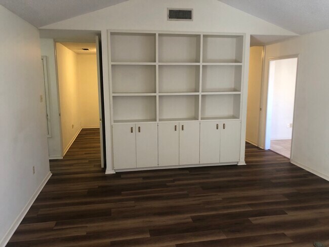 Building Photo - 412 Hampton Ct