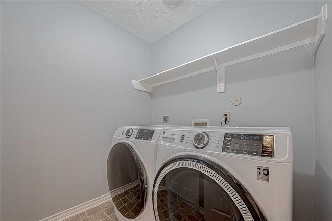 Building Photo - 16523 Pinon Vista Dr
