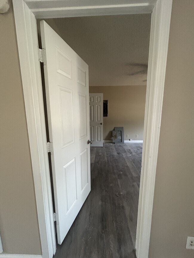 Building Photo - 2070 Carneal Ln